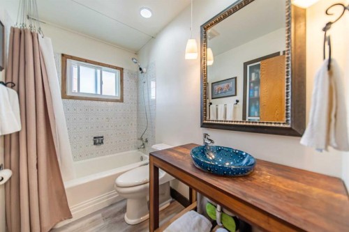 84 Waterloo Drive Sw, Calgary, AB - Indoor Photo Showing Bathroom