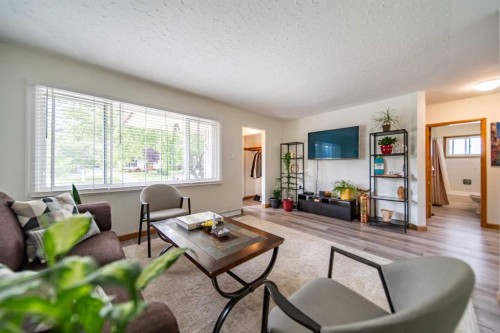 84 Waterloo Drive Sw, Calgary, AB - Indoor Photo Showing Living Room
