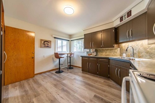 84 Waterloo Drive Sw, Calgary, AB - Indoor Photo Showing Kitchen
