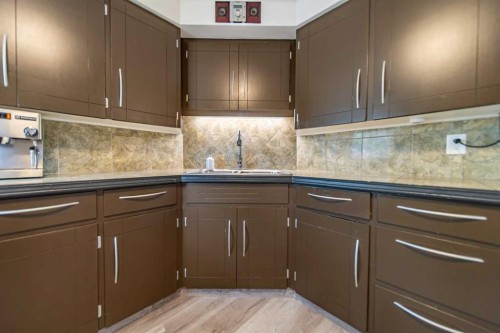 84 Waterloo Drive Sw, Calgary, AB - Indoor Photo Showing Kitchen