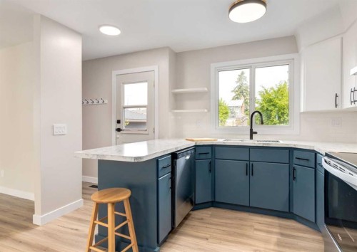 7956 71 Avenue Nw, Calgary, AB - Indoor Photo Showing Kitchen With Upgraded Kitchen