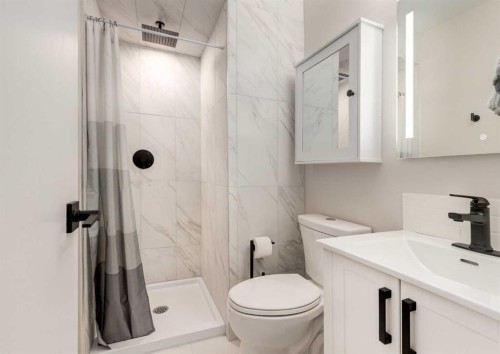7956 71 Avenue Nw, Calgary, AB - Indoor Photo Showing Bathroom