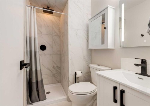 7956 71 Avenue Nw, Calgary, AB - Indoor Photo Showing Bathroom