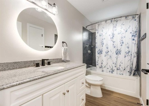 7956 71 Avenue Nw, Calgary, AB - Indoor Photo Showing Bathroom