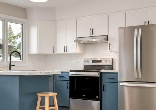 7956 71 Avenue Nw, Calgary, AB - Indoor Photo Showing Kitchen With Stainless Steel Kitchen With Upgraded Kitchen