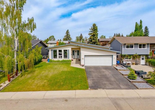 7956 71 Avenue Nw, Calgary, AB - Outdoor With Facade