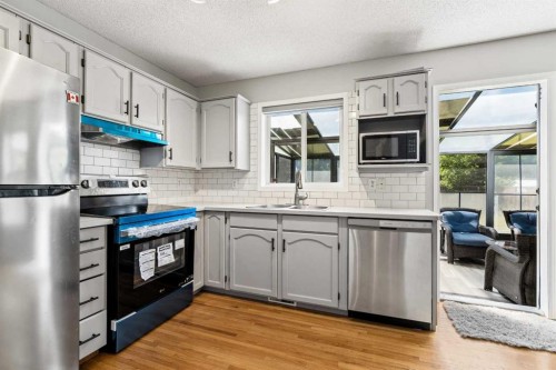 10433 Hidden Valley Drive Nw, Calgary, AB - Indoor Photo Showing Kitchen