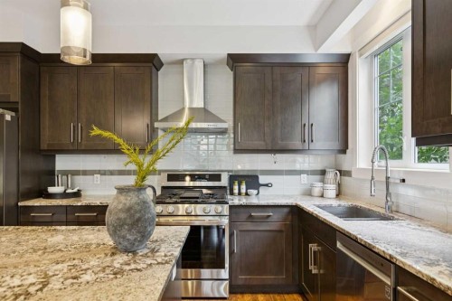 1-922 3 Avenue Nw, Calgary, AB - Indoor Photo Showing Kitchen