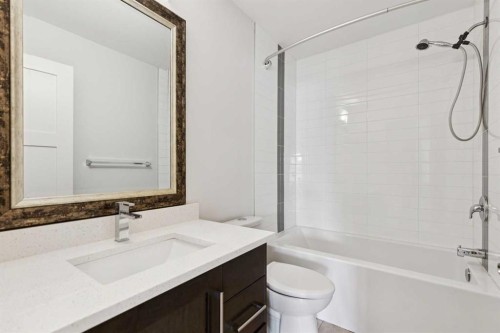 1-922 3 Avenue Nw, Calgary, AB - Indoor Photo Showing Bathroom