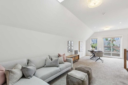 1-922 3 Avenue Nw, Calgary, AB - Indoor Photo Showing Living Room