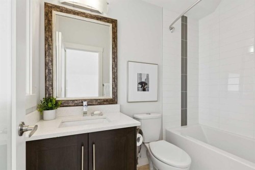 1-922 3 Avenue Nw, Calgary, AB - Indoor Photo Showing Bathroom