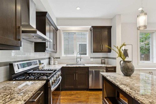 1-922 3 Avenue Nw, Calgary, AB - Indoor Photo Showing Kitchen With Upgraded Kitchen