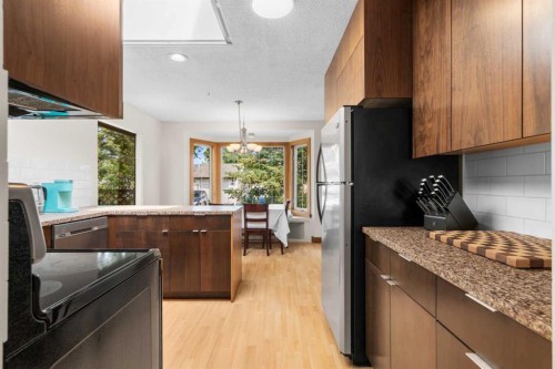 613 Olympia Crescent Se, Calgary, AB - Indoor Photo Showing Kitchen