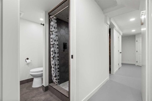 613 Olympia Crescent Se, Calgary, AB - Indoor Photo Showing Bathroom