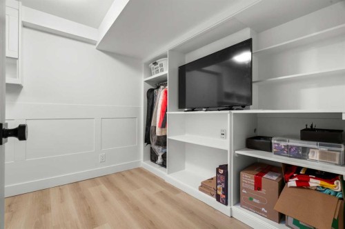 613 Olympia Crescent Se, Calgary, AB - Indoor