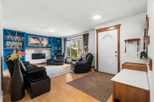 613 Olympia Crescent Se, Calgary, AB - Indoor Photo Showing Living Room