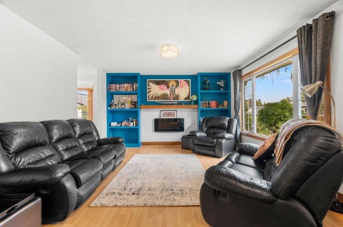 613 Olympia Crescent Se, Calgary, AB - Indoor Photo Showing Living Room