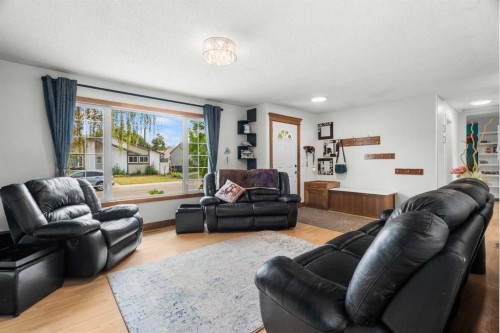 613 Olympia Crescent Se, Calgary, AB - Indoor Photo Showing Living Room