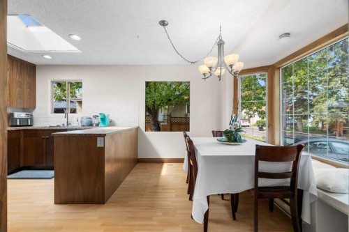 613 Olympia Crescent Se, Calgary, AB - Indoor Photo Showing Dining Room
