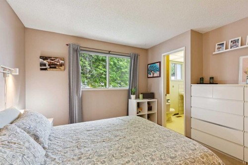 107 Bermuda Drive Nw, Calgary, AB - Indoor Photo Showing Bedroom