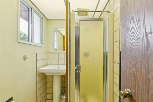 107 Bermuda Drive Nw, Calgary, AB - Indoor Photo Showing Bathroom