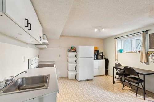 107 Bermuda Drive Nw, Calgary, AB - Indoor Photo Showing Kitchen