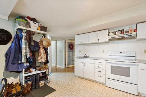 107 Bermuda Drive Nw, Calgary, AB - Indoor Photo Showing Kitchen