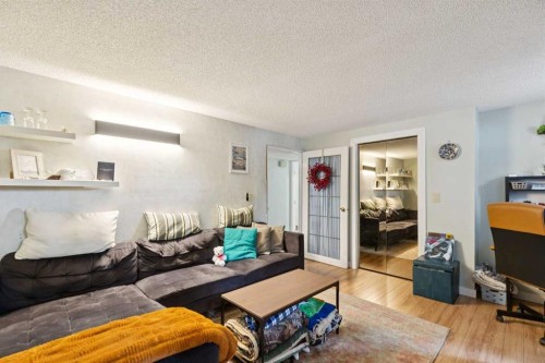 107 Bermuda Drive Nw, Calgary, AB - Indoor Photo Showing Living Room