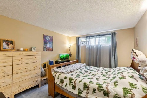 107 Bermuda Drive Nw, Calgary, AB - Indoor Photo Showing Bedroom
