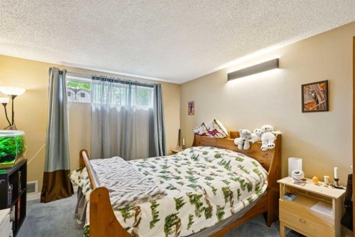 107 Bermuda Drive Nw, Calgary, AB - Indoor Photo Showing Bedroom