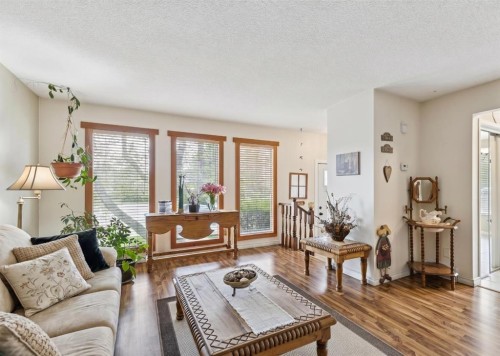 323 Ranchview Place Nw, Calgary, AB - Indoor Photo Showing Living Room
