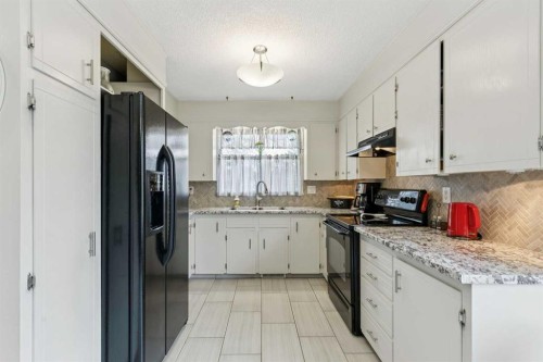 323 Ranchview Place Nw, Calgary, AB - Indoor Photo Showing Kitchen