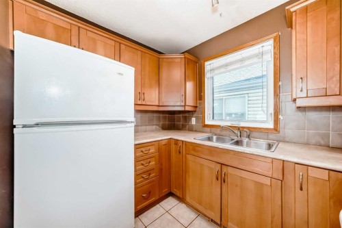 243 Erin Meadow Close, Calgary, AB - Indoor Photo Showing Kitchen With Double Sink