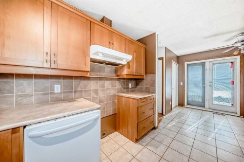 243 Erin Meadow Close, Calgary, AB - Indoor Photo Showing Kitchen