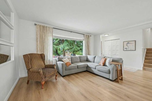 727 120 Avenue Sw, Calgary, AB - Indoor Photo Showing Living Room