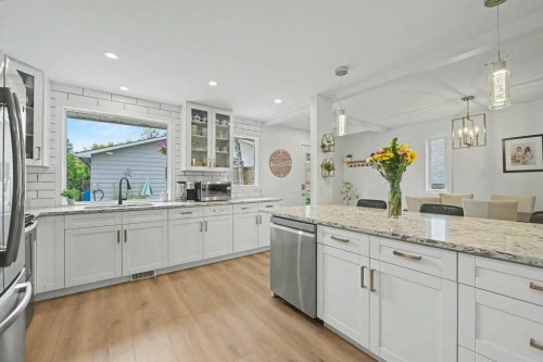 727 120 Avenue Sw, Calgary, AB - Indoor Photo Showing Kitchen With Upgraded Kitchen