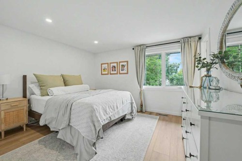 727 120 Avenue Sw, Calgary, AB - Indoor Photo Showing Bedroom
