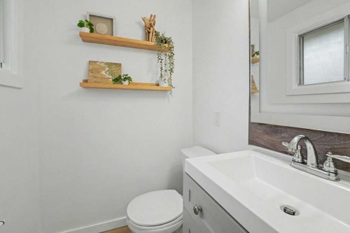 727 120 Avenue Sw, Calgary, AB - Indoor Photo Showing Bathroom