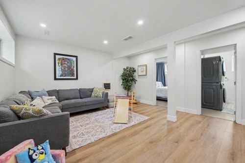 727 120 Avenue Sw, Calgary, AB - Indoor Photo Showing Living Room