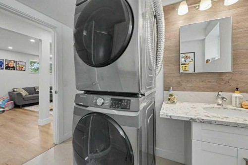 727 120 Avenue Sw, Calgary, AB - Indoor Photo Showing Laundry Room