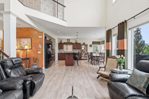 21 Royal Ridge Hill Nw, Calgary, AB - Indoor Photo Showing Living Room