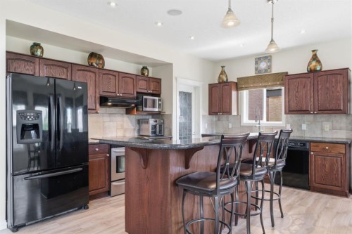 21 Royal Ridge Hill Nw, Calgary, AB - Indoor Photo Showing Kitchen