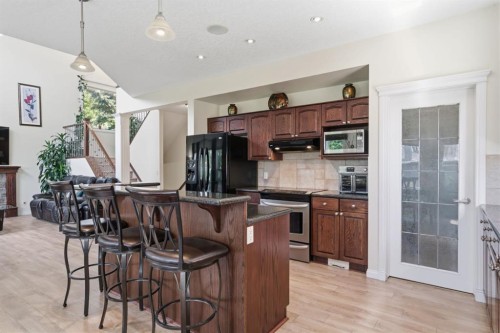 21 Royal Ridge Hill Nw, Calgary, AB - Indoor Photo Showing Kitchen