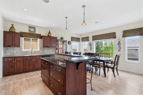 21 Royal Ridge Hill Nw, Calgary, AB - Indoor Photo Showing Kitchen