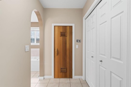 21 Royal Ridge Hill Nw, Calgary, AB - Indoor Photo Showing Other Room