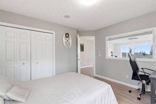 21 Royal Ridge Hill Nw, Calgary, AB - Indoor Photo Showing Bedroom
