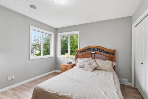 21 Royal Ridge Hill Nw, Calgary, AB - Indoor Photo Showing Bedroom