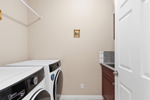21 Royal Ridge Hill Nw, Calgary, AB - Indoor Photo Showing Laundry Room
