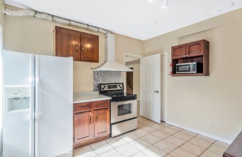 21 Royal Ridge Hill Nw, Calgary, AB - Indoor Photo Showing Kitchen