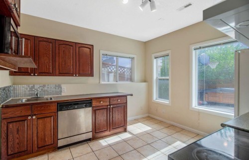 21 Royal Ridge Hill Nw, Calgary, AB - Indoor Photo Showing Kitchen